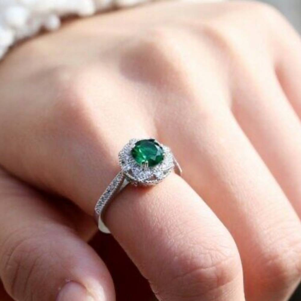 NEW 925 Sterling Silver Emerald Gorgeous Ring - Picture 6 of 7